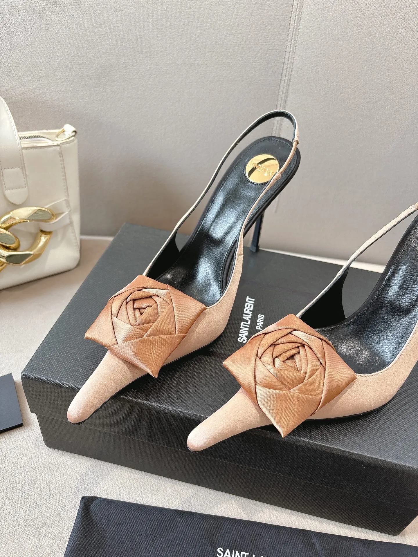 👟👟Ex-factory price 680👟👟 Saint Laurent ysl 25ss/autumn and winter ready-to-wear flower series catwalk style high heels. The toe and contrasting color design make the final effect quite impressive. The different colors are also very beautiful. Straight heels, curved heels, with flowers, and without flowers can be selected. Only YSL understands women’s hearts best and does not accept refutation. It is a super invincible feminine artifact, a must-have for women (z-brand full-body customization, own molded hardware accessories, perfect consistency) ✔ Upper: imported cow patent leather ✔ Inner lining: imported 🐑 goat leather ✔ Sole: imported genuine leather outsole ✔ Heel height: 10.5cm ✔ Size: 36-39 (40, 41, 42 can be customized and non-returnable) Flower style (full set of packaging)